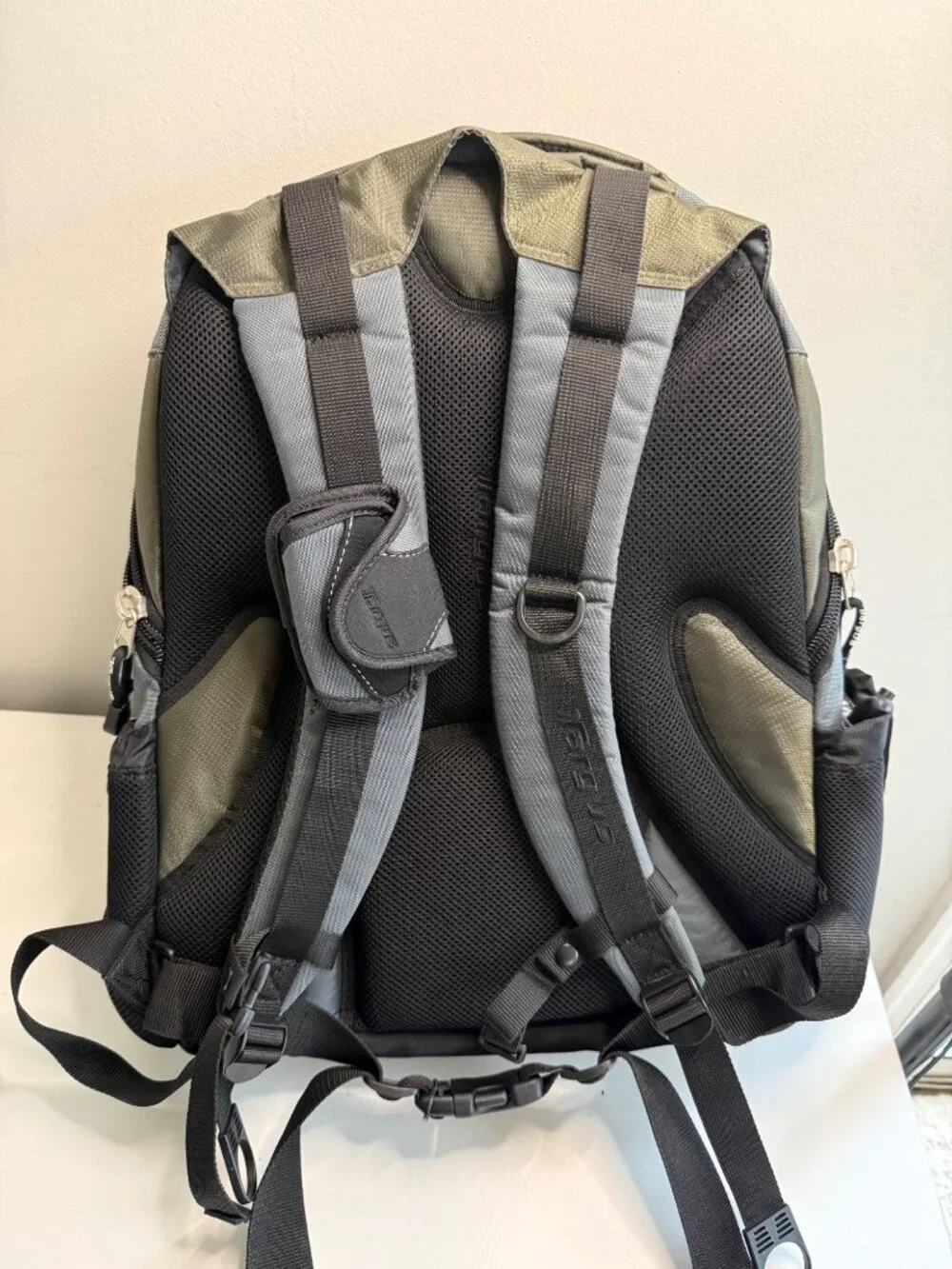 Targus Durable Multi-Compartment Backpack For Travel & Work Gray/Olive Laptop St